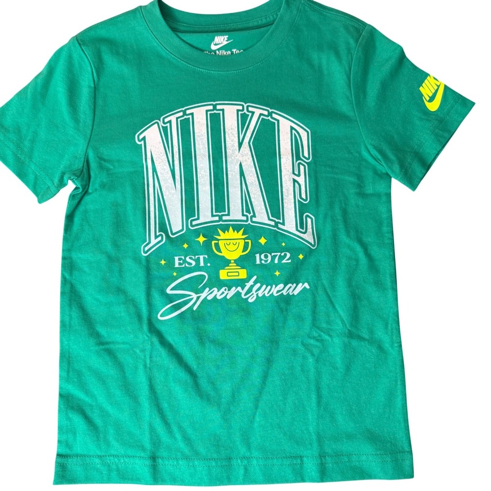 Nike Boys Stadium Green Sportswear Graphic Tee Shirt Size 6 86N066-E5D NEW